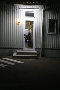 屋外用ＬＥＤ照明フィールドライトを入口灯に、一般の電球と比較