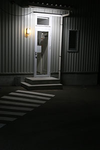 屋外用ＬＥＤ照明フィールドライトを入口灯に、一般の電球と比較