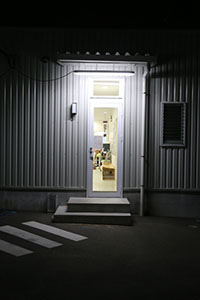 屋外用ＬＥＤ照明フィールドライト1台で明るくキレイな入口照明