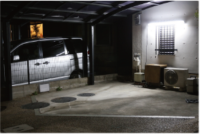屋外用ＬＥＤ照明フィールドライトを自宅駐車場後方に設置し、部分的に明るくなっている画像