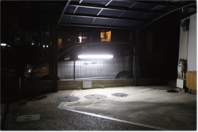 屋外用ＬＥＤ照明フィールドライトを自宅駐車場左下側に設置し、地面に近い部分が明るくなっている画像