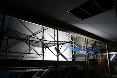 鉄骨組立て中の工事現場の仮設照明に屋外用ＬＥＤ照明フィールドライトを使用している画像