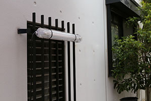 屋外用ＬＥＤ照明フィールドライトを窓の格子に結束バンドで簡単設置