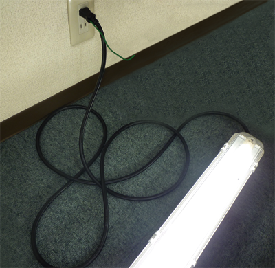 屋外用ＬＥＤ照明フィールドライトをコンセントにつけるだけで点灯している画像